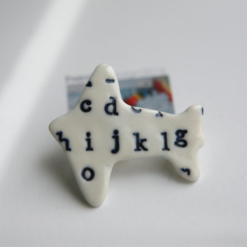 Podívej, letí... (porcelánová brož) — foto 3