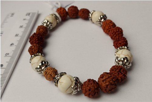 Náramek rudraksha-howlit — foto 2