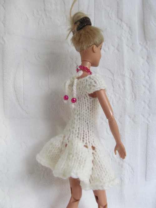 Bílé šaty na Barbie — foto 2