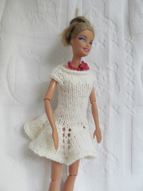 Bílé šaty na Barbie — foto 3