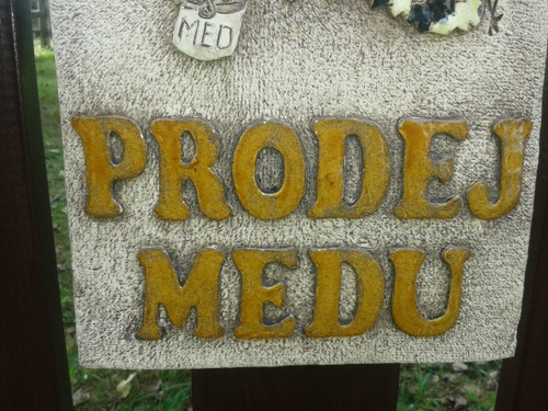 Jmenovka s včelkou — foto 3