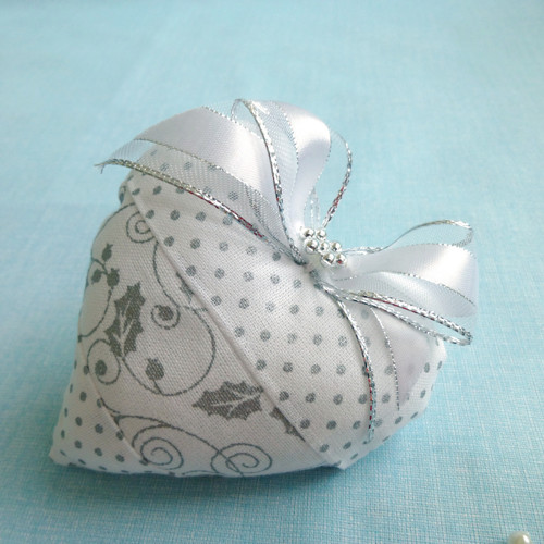 Vánoční srdíčko stříbrná cesmína 9 cm — foto 3