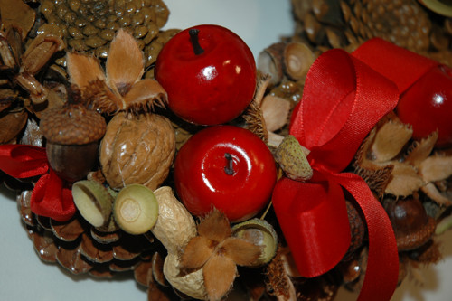 Šiškový adventní věnec s jablíčky — foto 2
