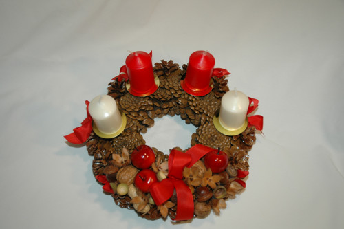 Šiškový adventní věnec s jablíčky — foto 3
