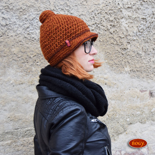 Hnědý háčkovaný kulich s vycpanou bambulí, recy — foto 4