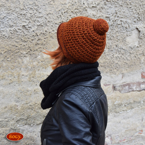 Hnědý háčkovaný kulich s vycpanou bambulí, recy — foto 5