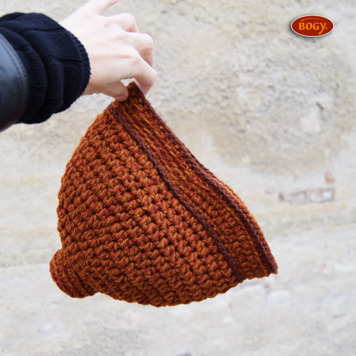 Hnědý háčkovaný kulich s vycpanou bambulí, recy — foto 6