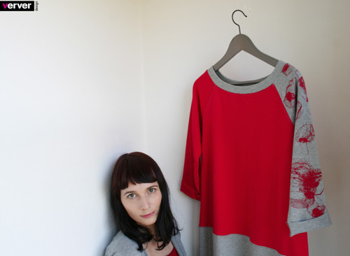 Šaty šedo-červené s mochyněmi (L) — foto 5