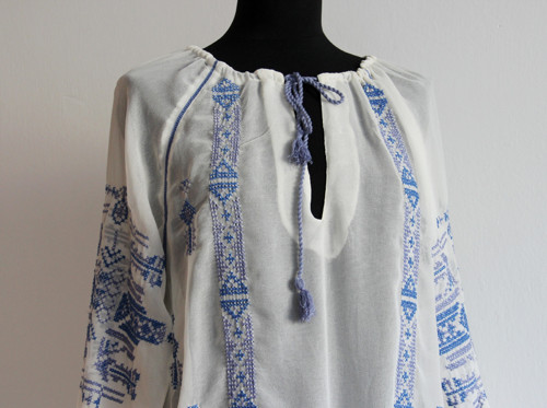 Modro-bílá vyšívaná jupénka — foto 2