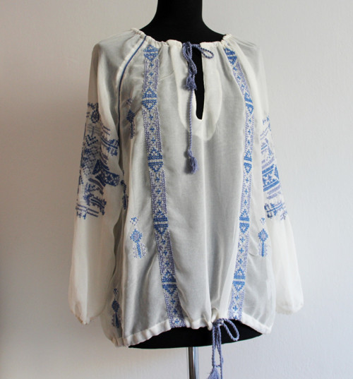 Modro-bílá vyšívaná jupénka — foto 3