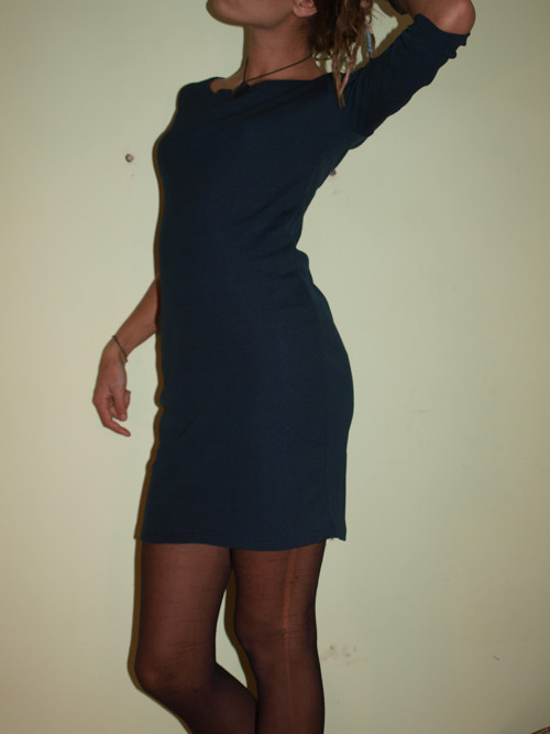 Tmavěmodrozelené šaty — foto 3
