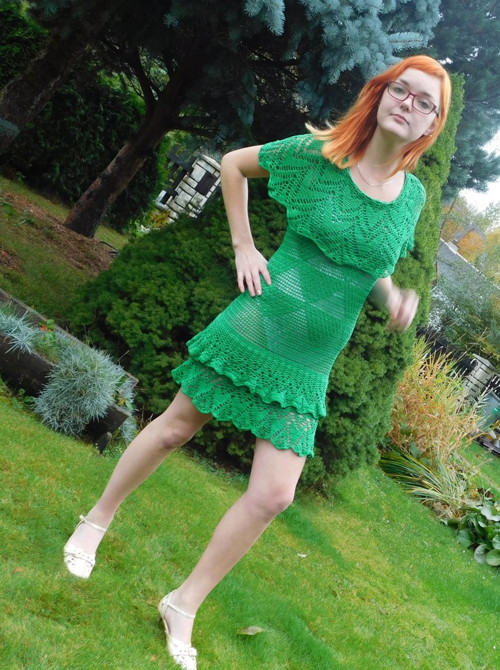 Sytě zelené šaty s kanýrama — foto 4