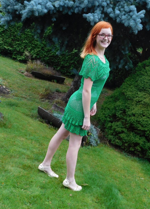 Sytě zelené šaty s kanýrama — foto 6