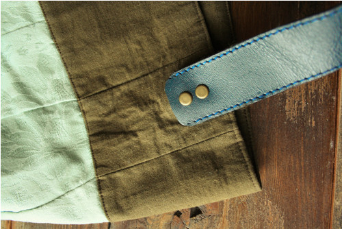 Crossbody kabelka - blankyt, květy — foto 5