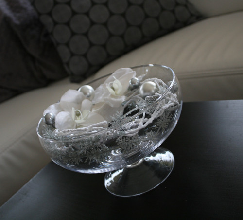 Skleněná mísa s vánočními orchidejemi — foto 2