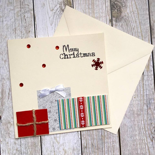Přání "Merry christmas" s dárky a vločkami — foto 3