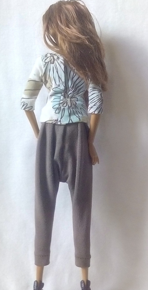 Kalhoty a tričko pro Barbie — foto 2