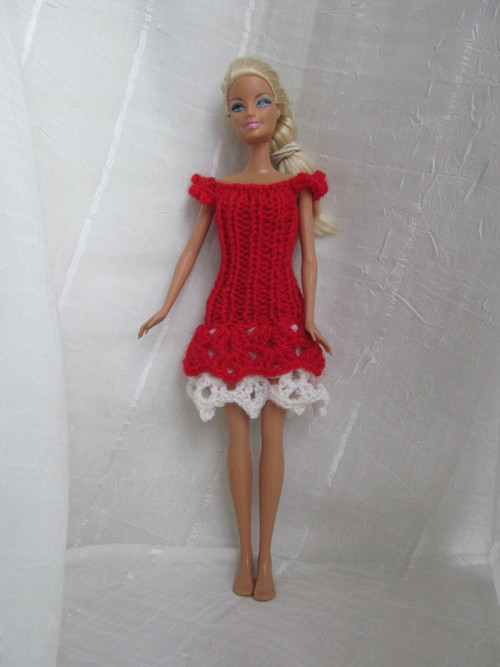 Červen-bílé šaty pro Barbie — foto 2
