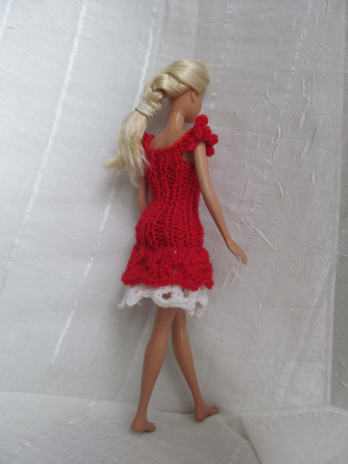 Červen-bílé šaty pro Barbie — foto 3