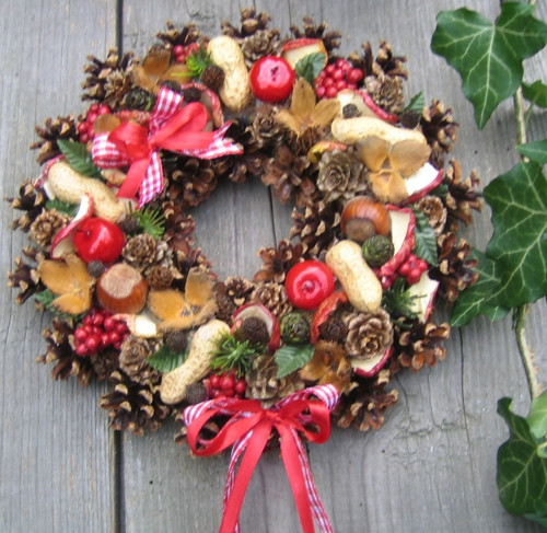 Oříšky a jablíčka - adventní věneček — foto 2
