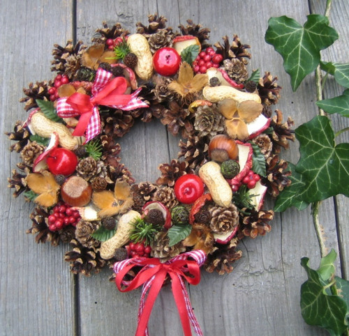 Oříšky a jablíčka - adventní věneček — foto 3