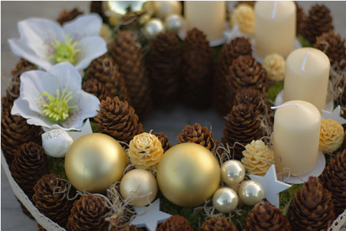 Adventní věnec lemovaný šiškami — foto 2