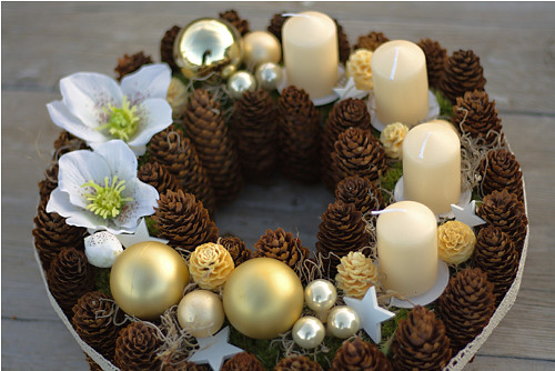 Adventní věnec lemovaný šiškami — foto 3