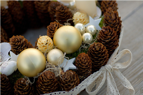 Adventní věnec lemovaný šiškami — foto 4