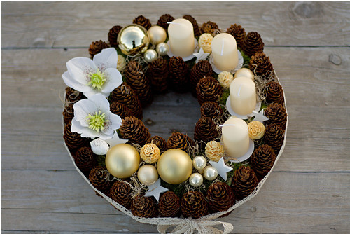 Adventní věnec lemovaný šiškami — foto 5