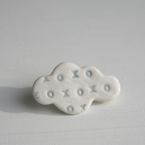 Obejmout, políbit... (porcelánová brož) — foto 2