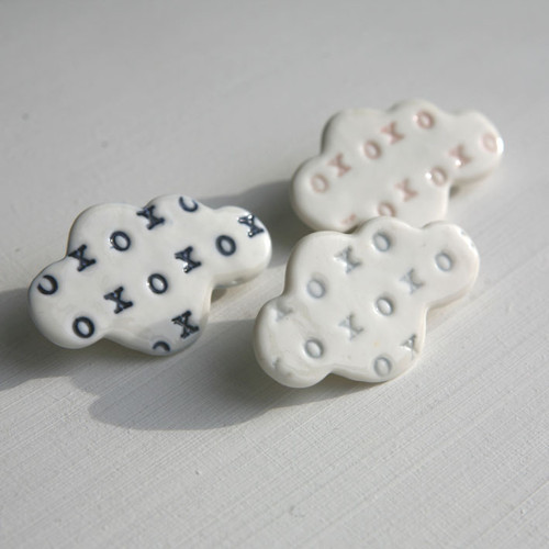 Obejmout, políbit... (porcelánová brož) — foto 4