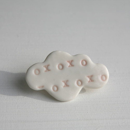 Obejmout, políbit...II (porcelánová brož) — foto 2
