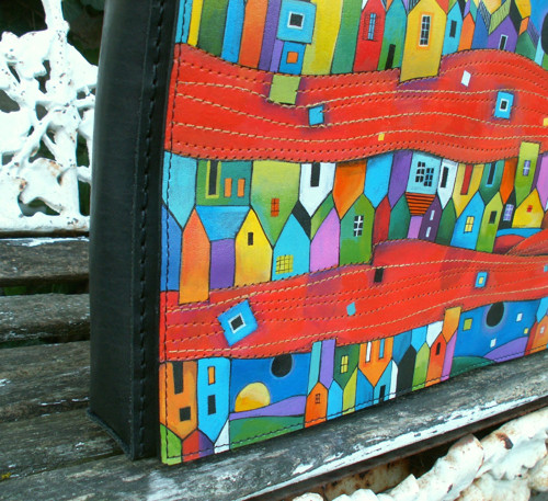 Rudá ulice Hundertwassera - kožená taška — foto 4