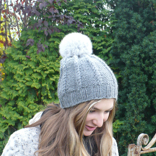 Šedá vlněná s bambulí — foto 2