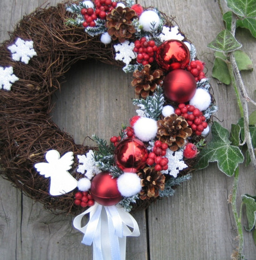 Adventní věneček v červenobílé — foto 2