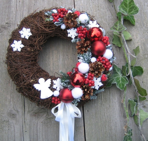Adventní věneček v červenobílé — foto 3