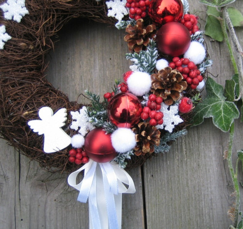 Adventní věneček v červenobílé — foto 4