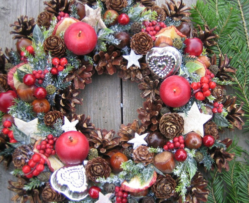 Adventní věnec s jablíčky a formičkami — foto 2