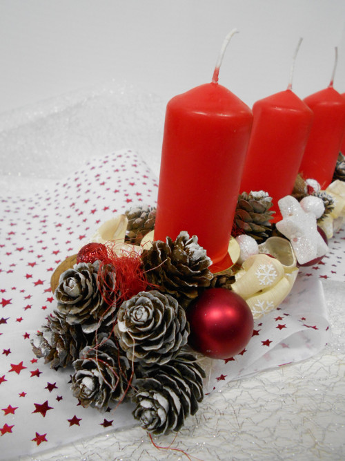 Adventní svícen – červeno-bílý — foto 3