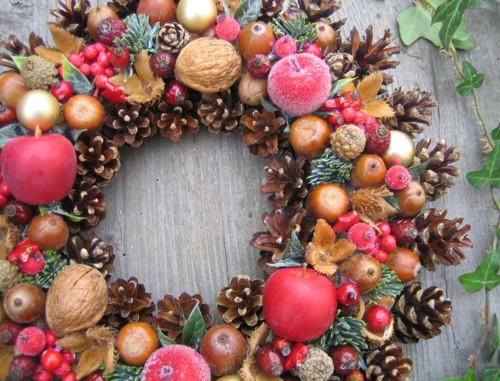 Adventní věnec s jablíčky a baňkami — foto 2
