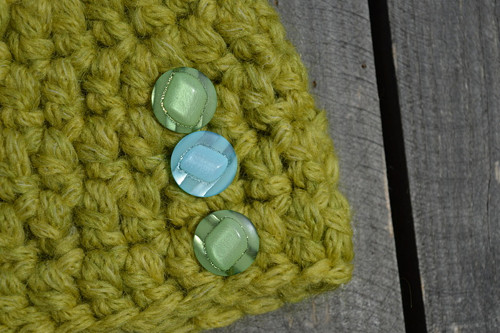Háčkovaná čepička s knoflíčky — foto 2