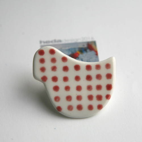 Porcelánče Dotty Red (porcelánová brož) — foto 2