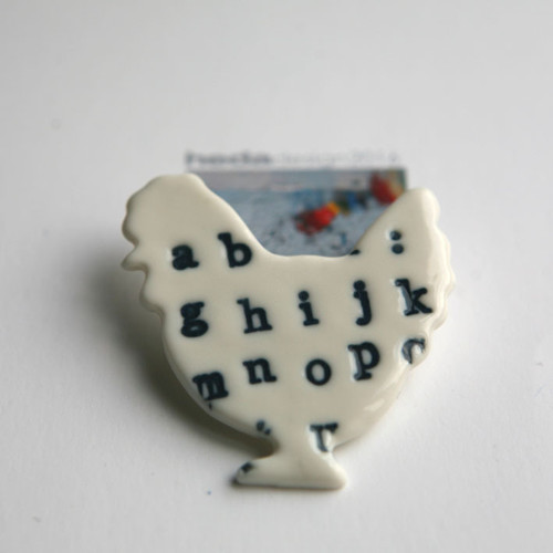 Sečtělá Slepice Blue (porcelánová brož) — foto 3