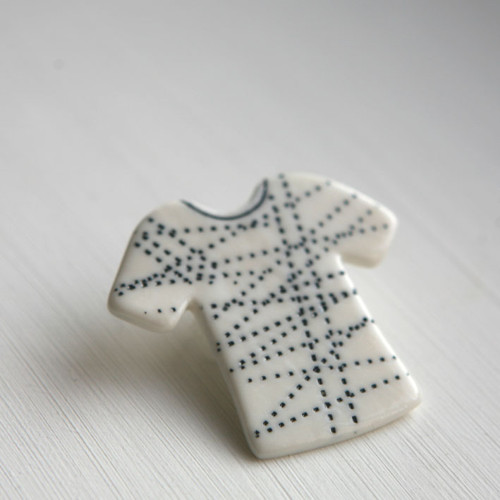 Něco na sebe (porcelánová brož) — foto 2