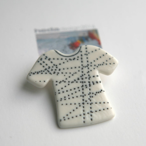Něco na sebe (porcelánová brož) — foto 3