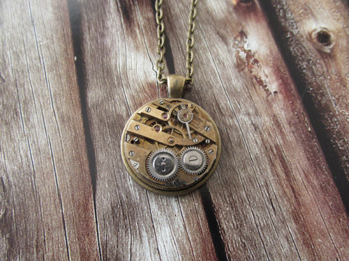STEAMPUNKOVÝ PŘÍVĚSEK Swiss made — foto 2