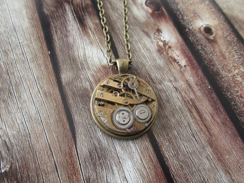 STEAMPUNKOVÝ PŘÍVĚSEK Swiss made — foto 4