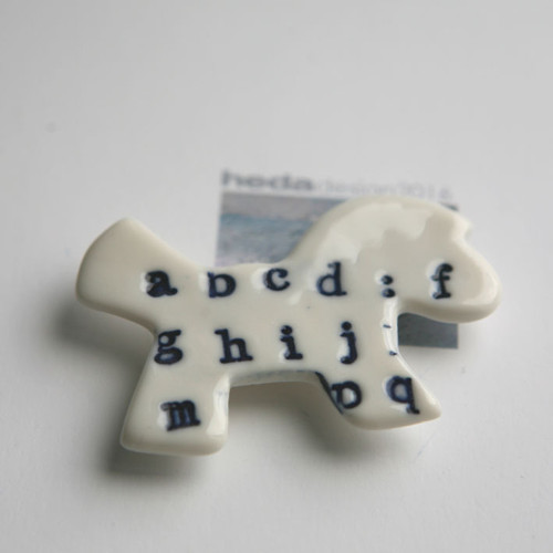 Přátelský... (porcelánová brož) — foto 3