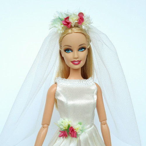 Svatební šaty na Barbie — foto 2