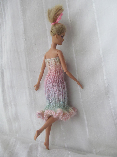 Duhové šaty pro Barbie — foto 2